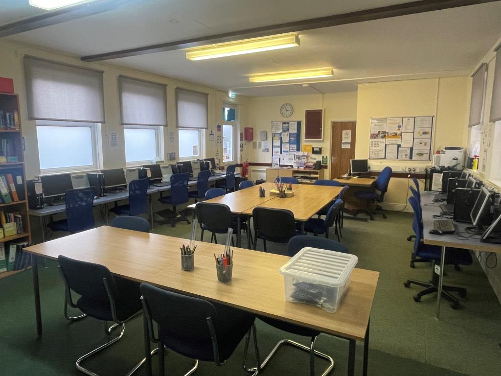 Lot: 6 - DETACHED FREEHOLD BUILDING - Principal room from different angle
